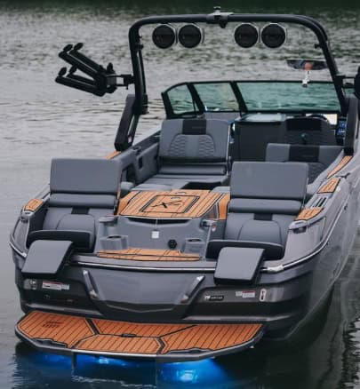 Read more about the article The 2025 MasterCraft X26: Luxury, Power, and Performance on the Water